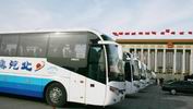 人民大会堂前待命的宇通客车