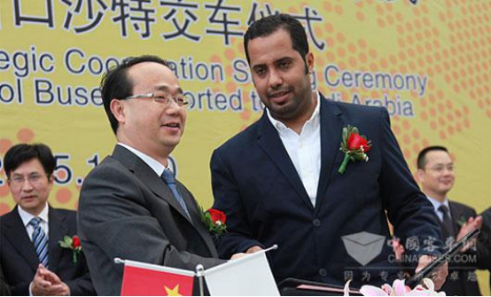 海格客车总经理吴文文与沙特萨玛玛集团CEO艾哈迈德签署战略合作协议