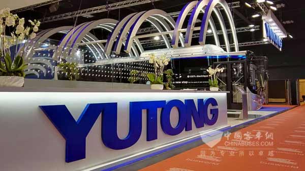 白金宫门前林荫大道上的宇通客车