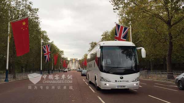白金汉宫门前林荫大道上的宇通客车