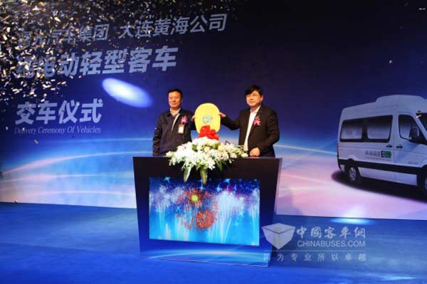 图：大连黄海公司总经理王杰递交金钥匙