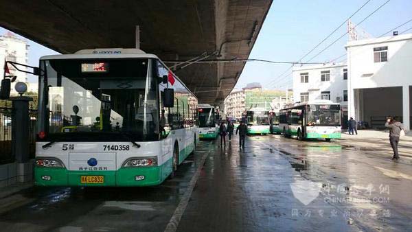 在线充可同时满足32辆12米的在线充车辆同时充电