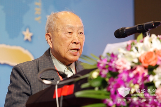 杨裕生院士在中国客车与运营发展高峰论坛