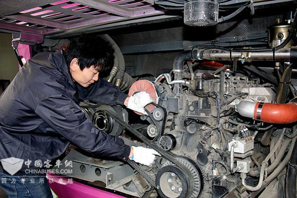 康明斯售后人员正在对发动机进行调校