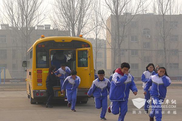 宇通校车安全大讲堂紧急逃生演练现场