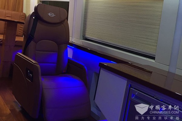 长江“奕胜”纯电动商务车