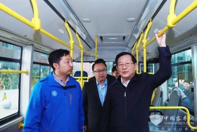 万钢参观福田欧辉全系列氢燃料电池客车 看好氢能发展前景