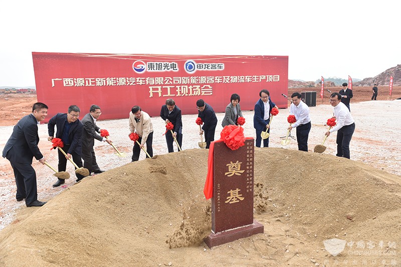 参会领导与嘉宾共同为项目奠基培土