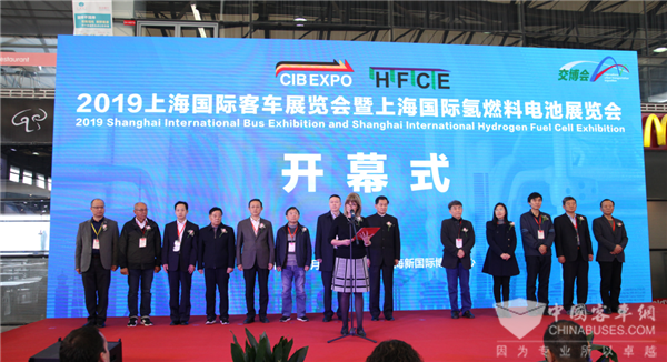 两款拳头产品亮相！上海国际客车展申龙客车荣获新能源公交客车创新奖