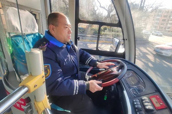 需要“三慢一轻”  24年驾龄公交司机总结道路结冰行驶要诀