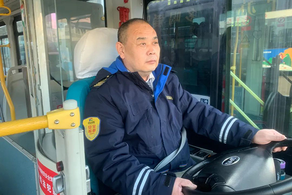 广受乘客赞扬 隋克彬20年公交运营服务总结出的“三点服务法”