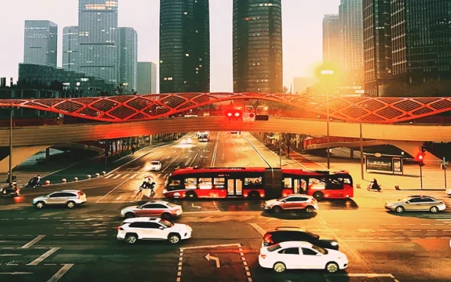 成都市快速公交系统建设与运营实践