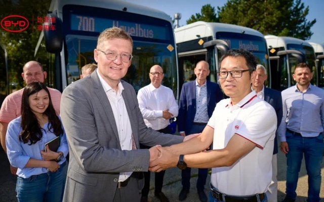搭载先进动力系统 比亚迪匈牙利工厂第700台纯电动大巴下线