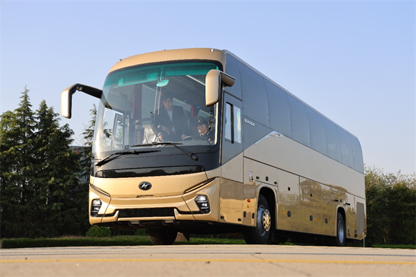 中国客车出海新篇！苏州金龙新V系客车硬核配置征服俄罗斯用户