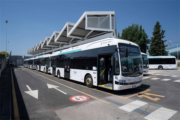 集成智能化配置 比亚迪首批25辆电动公交车交付佛罗伦萨