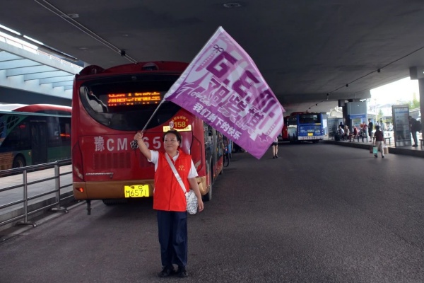 洛阳公交：背向舞台 流动的守护者！