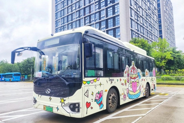 生日公交！福州街头流动的风景线