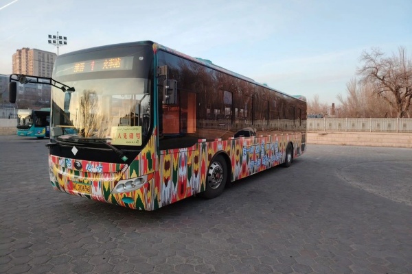 创意“换装”！哈密公交车“穿上”艾德莱斯花裙