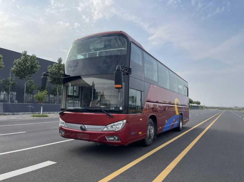 2014年12月上牌45座一层半国四双门宇通6118气囊旅游车