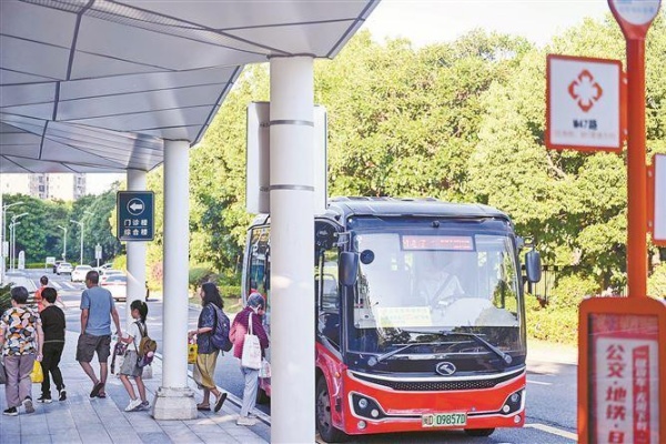 厦门公交：公交开进医院 也开进了民心