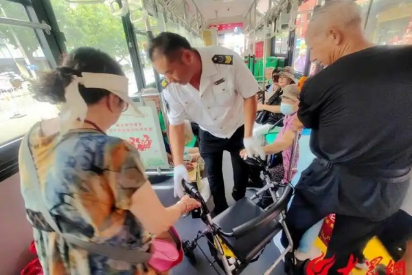 “早市公交”暖人心！青岛公交驾驶员化身“搬运工”