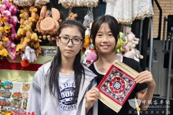 新疆国际大巴扎来了辆“不走的公交车” 