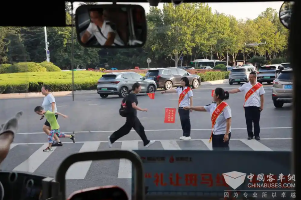 守护开学路！城阳巴士打造61条“礼让”公交线