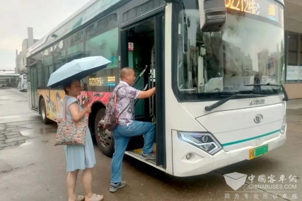 更便捷 更高效——定制公交DZ212助力工业区职工轻松上下班