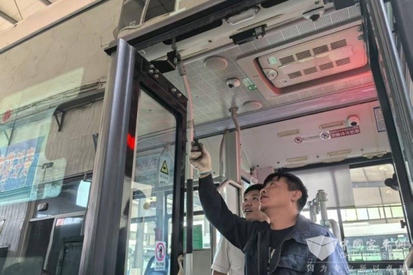 “公交医生”出手！秋季公交保养正当时