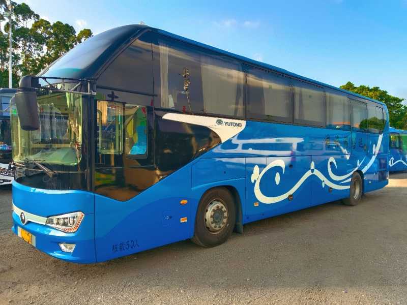 2021年上牌同款两台国五50座宇通6128气囊旅游车