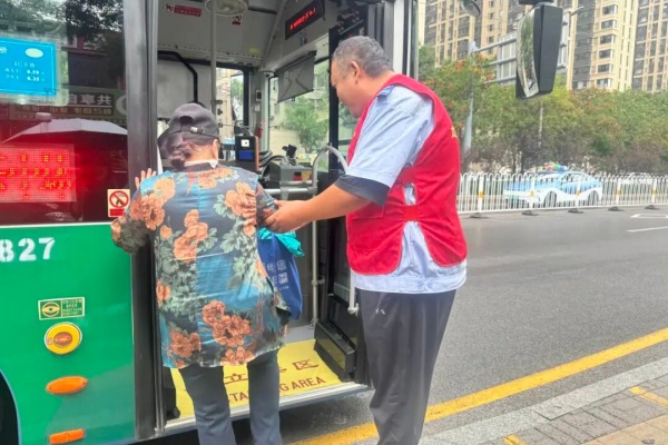 太原公交“雷锋线路” 打造“暖心又暖行”出行新体验