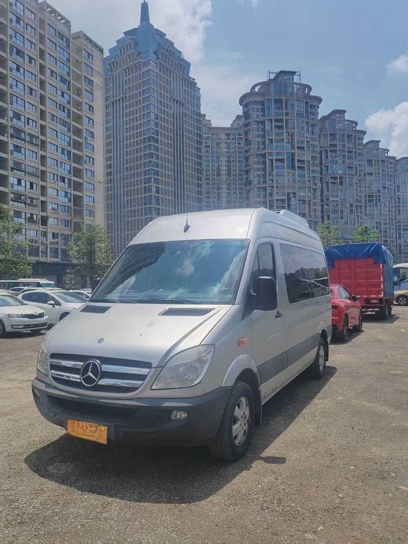 2014年6月 同款多台14座豪华版奔驰凌特中型商务车