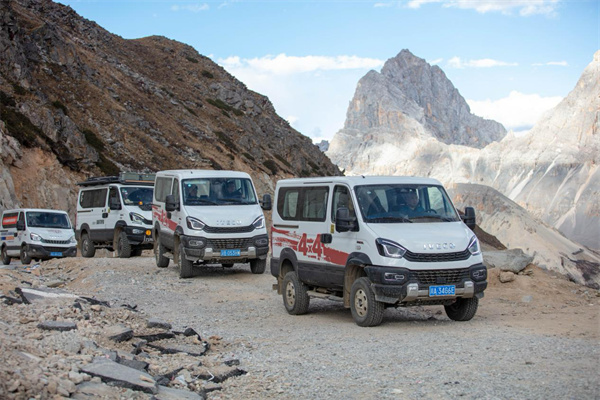 炮弹坑路当教科书！依维柯欧霸·山海“王炸”组合，川西征途轻松拿捏