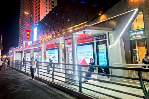 乌鲁木齐首座智慧候车亭启用！等车能充电，座椅会加热