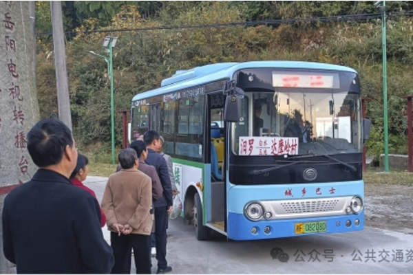 当公交不只载人：中小城市“客货邮”融合的生存逻辑