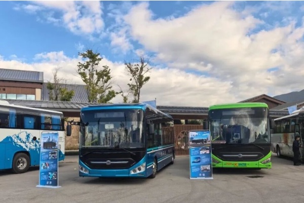 中通N系客车亮相丽江 古城绿色出行再添新成员