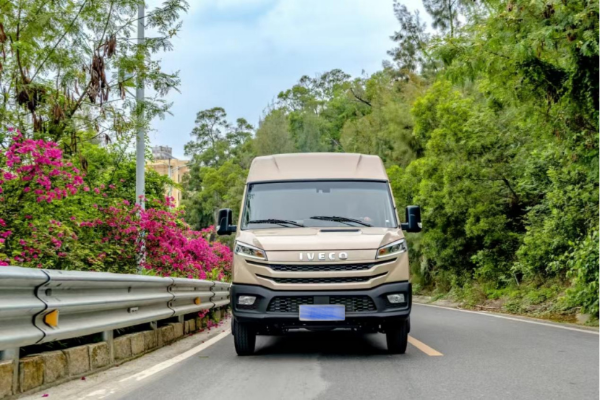 一辆依维柯得意的“保鲜日记”：串起田间与餐桌的致富经