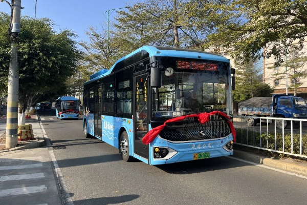 百台新车焕新颜！金龙客车105辆新能源公交交付泉港