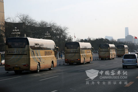 形势在长安街的金旅客车国宾车队