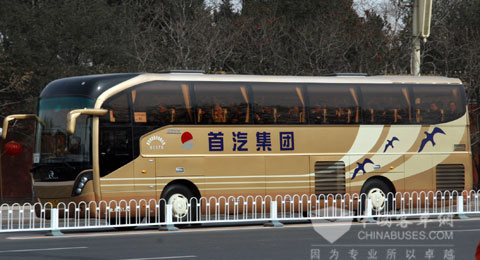 行驶在中南海前的两会车辆