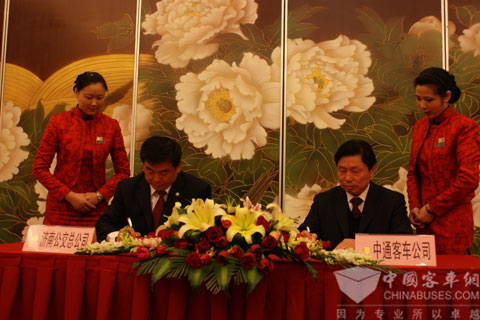 中通客车公司与济南公交2010年度新能源客车购买协议签字仪式