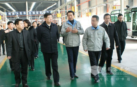 山东省委书记姜异康(左二)视察齐鲁客车