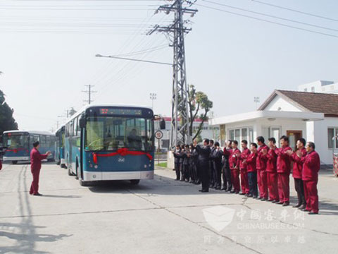 安凯客车远嫁阿布扎比，公司员工列队欢送