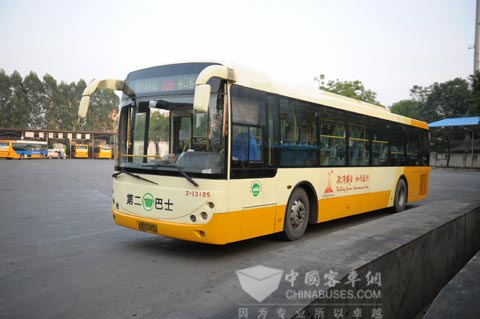 正在等待检测的亚运服务海格公交车