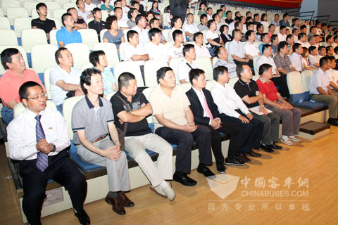 与会嘉宾聚精会神聆听