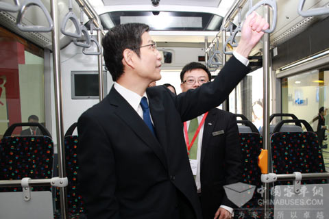 廖力强大使参观大金龙三门公交车XMQ6120AGD