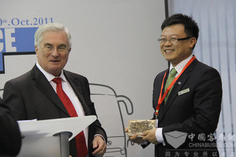 世界客车联盟主席LUK给金龙客车颁第24枚BAAV特别奖牌