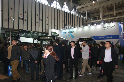 福田欧辉客车展台人员络绎不绝