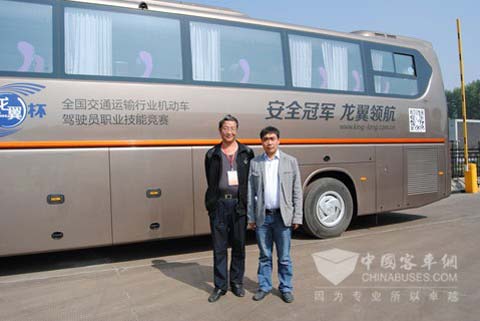 山西省选拔赛总裁判阳泉市道路运输管理处总工王学忠（左）