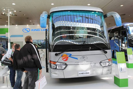 与会者参观金龙客车